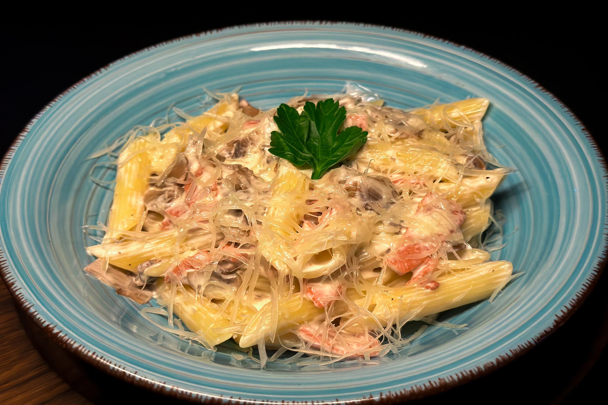 Пенне с ветчиной и грибами
